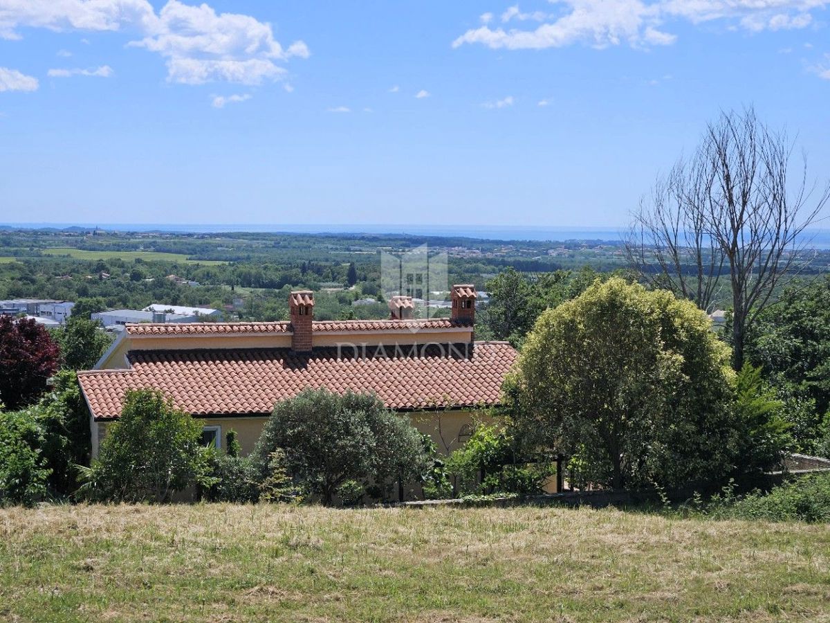 Poreč, dintorni, terreno con vista panoramica pronto per la costruzione!