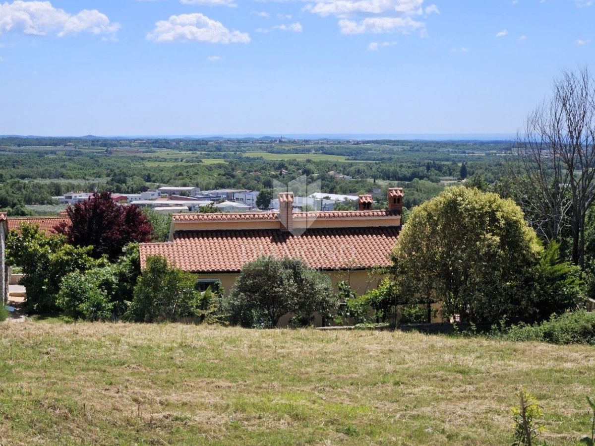 Poreč, dintorni, terreno con vista panoramica pronto per la costruzione!