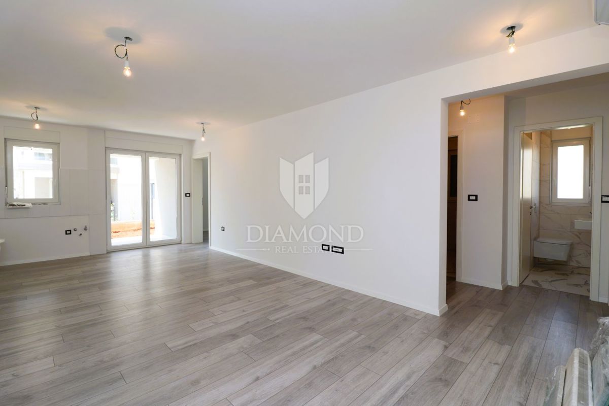 Parenzo, dintorni, appartamento con quattro camere da letto al primo piano