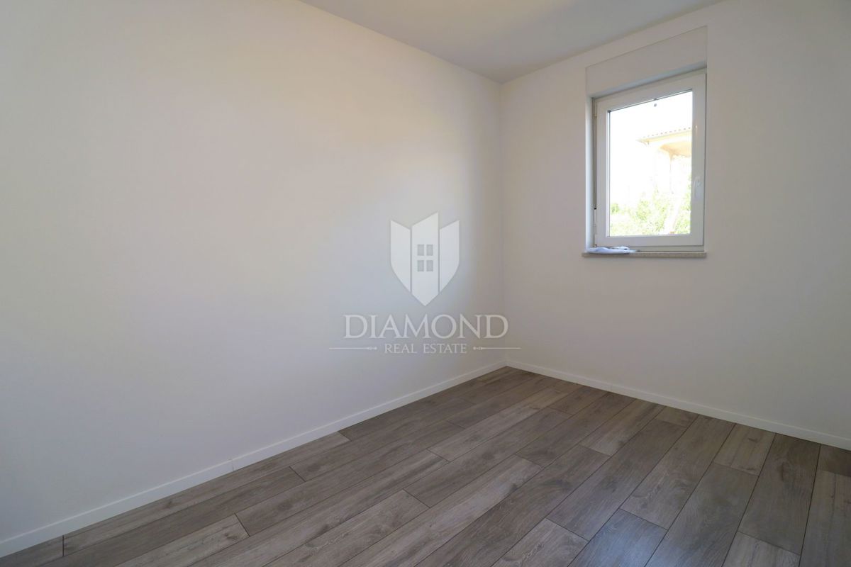 Parenzo, dintorni, appartamento con quattro camere da letto al primo piano