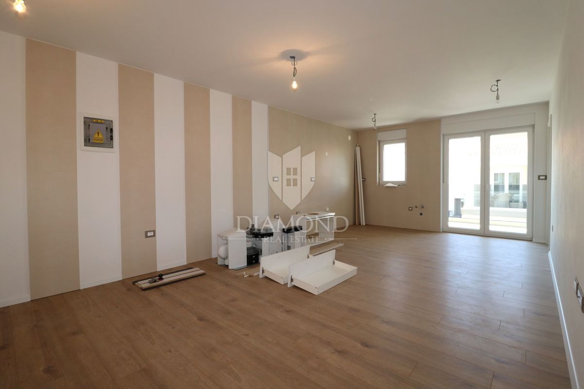 Parenzo, dintorni, appartamento con quattro camere da letto al primo piano