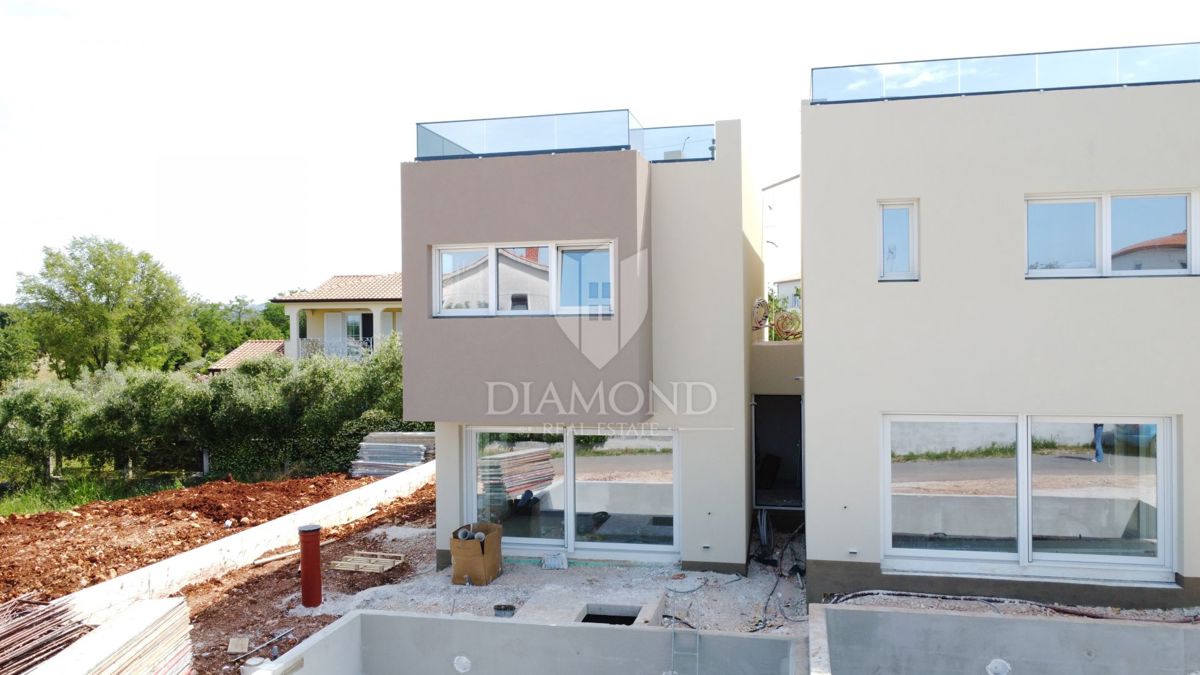 Zona di Parenzo, casa bifamiliare con terrazza sul tetto – vista mare!
