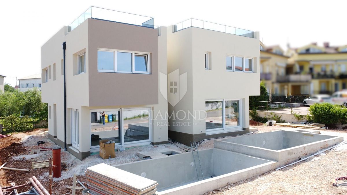 Zona di Parenzo, casa bifamiliare con terrazza sul tetto – vista mare!