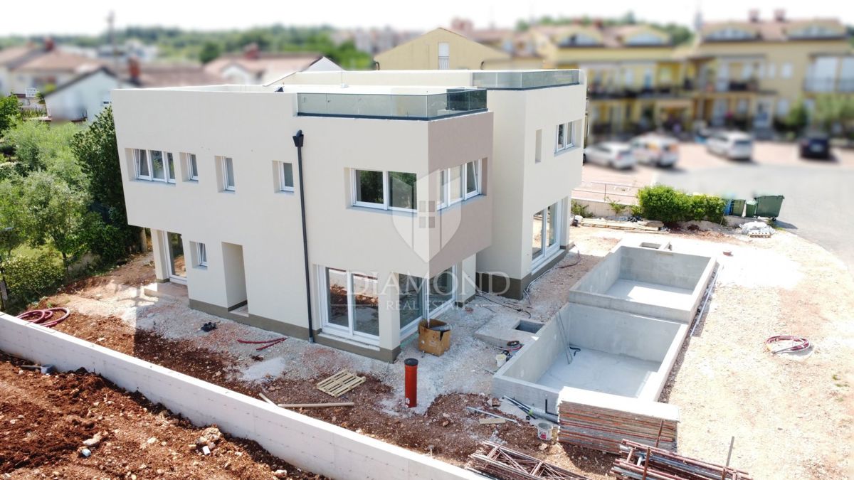 Zona di Parenzo, casa bifamiliare con terrazza sul tetto – vista mare!