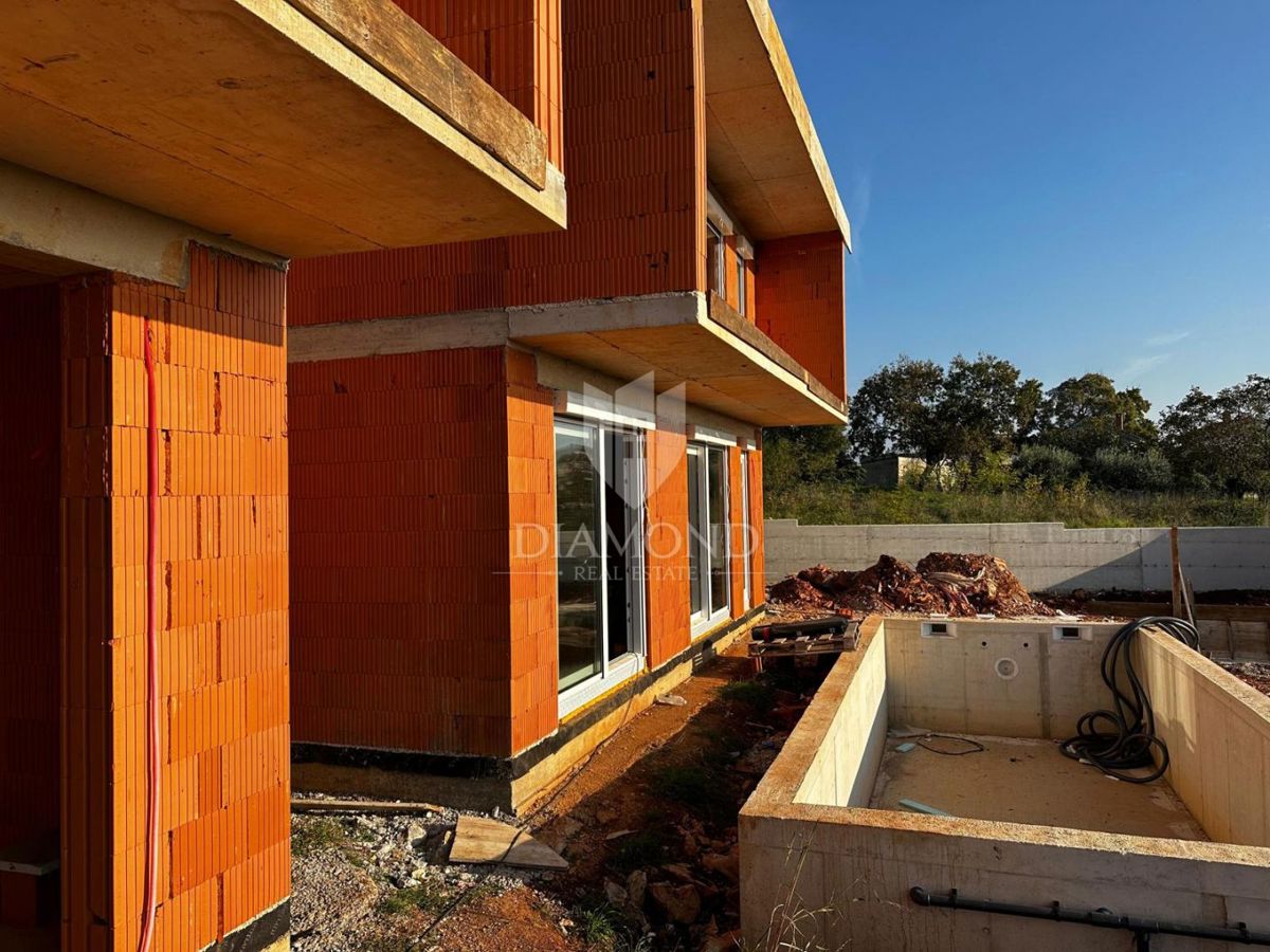 Casa bifamiliare con piscina in un nuovo edificio vicino a Parenzo