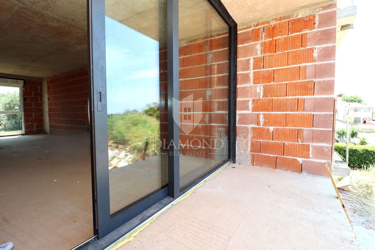 Zona di Parenzo: Occasione! Appartamento nuovo con vista mare e due posti auto!