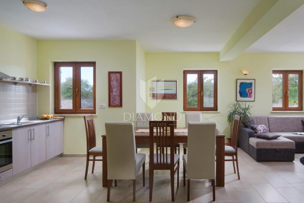 Casa in ottima posizione, vicino ad Albona