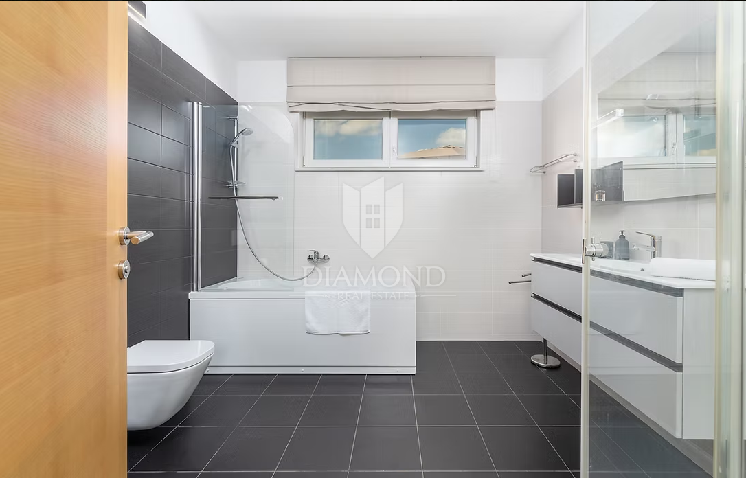 Villa di lusso con due piscine in posizione tranquilla