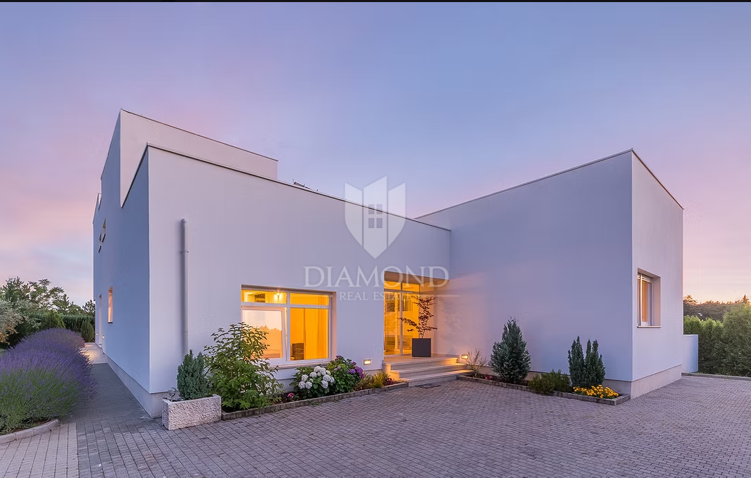 Villa di lusso con due piscine in posizione tranquilla