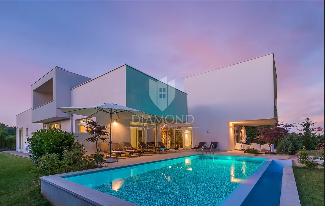 Villa di lusso con due piscine in posizione tranquilla