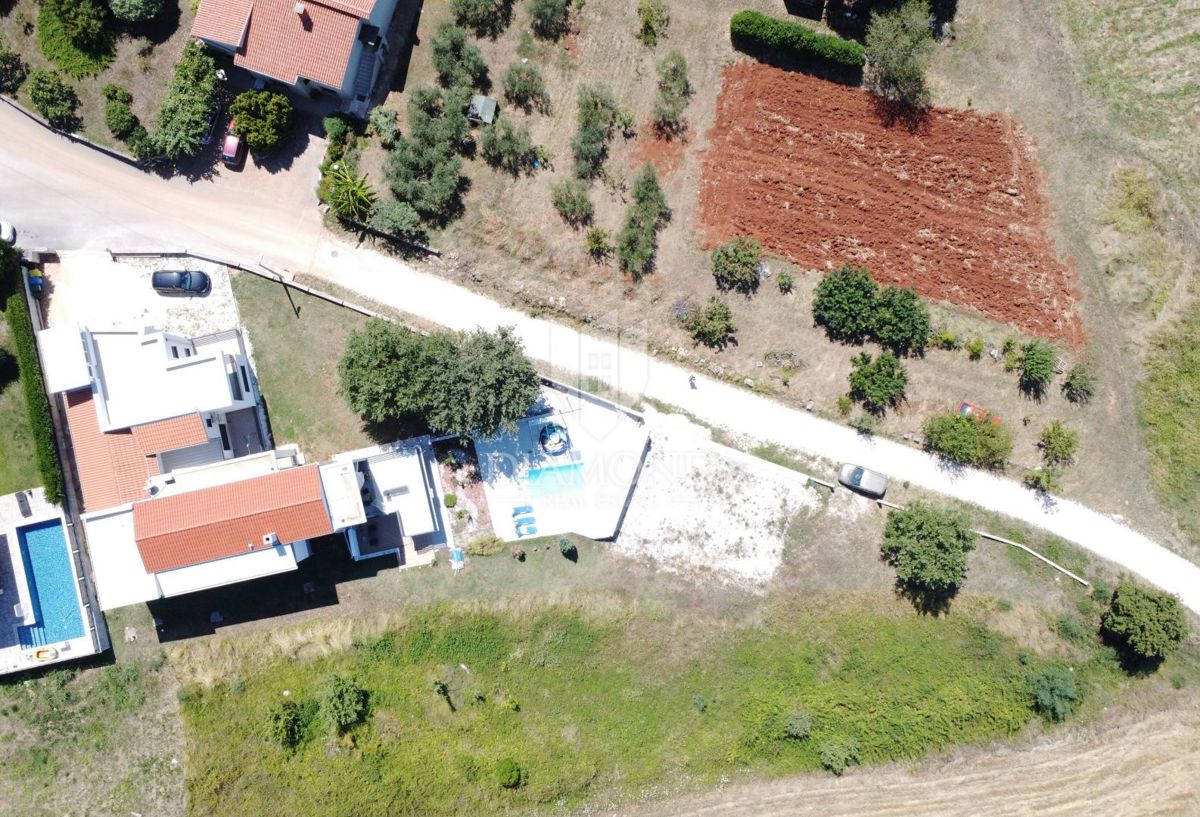 Zona di Parenzo, villa moderna con 6 appartamenti