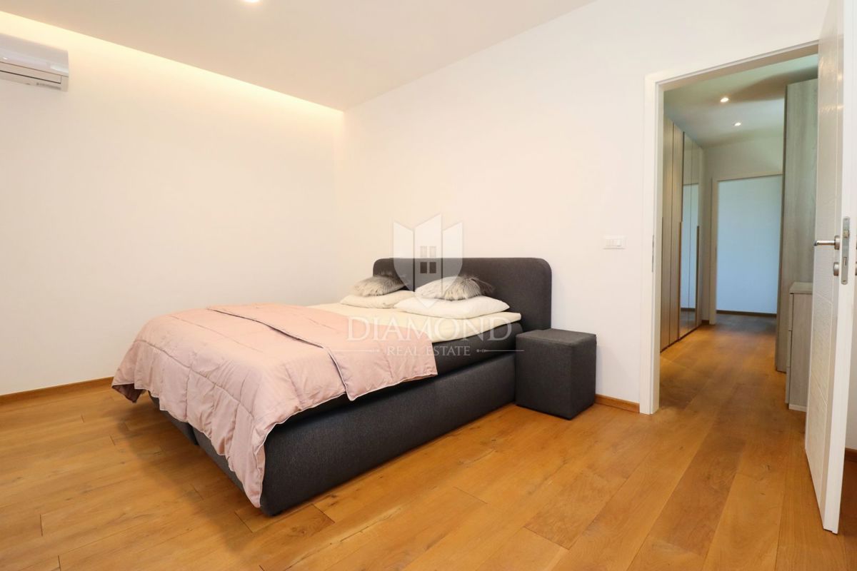 Zona di Parenzo, villa moderna con 6 appartamenti