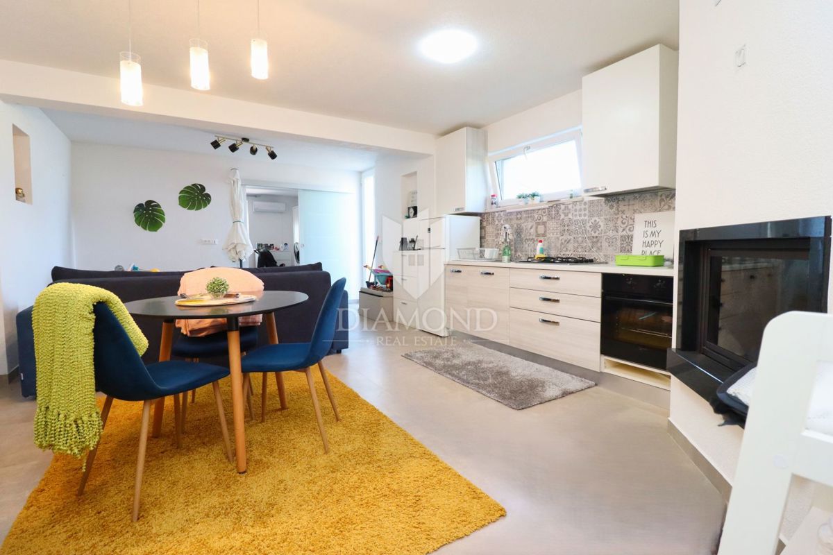 Zona di Parenzo, villa moderna con 6 appartamenti