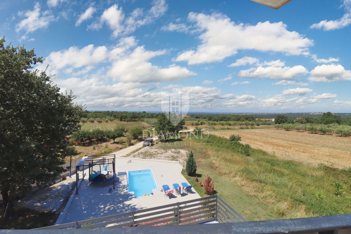 Zona di Parenzo, villa moderna con 6 appartamenti