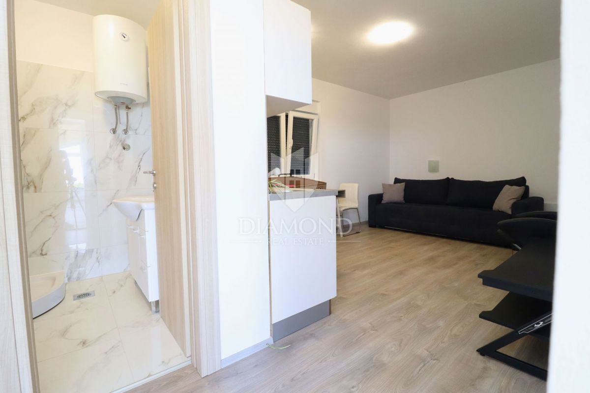 Zona di Parenzo, villa moderna con 6 appartamenti