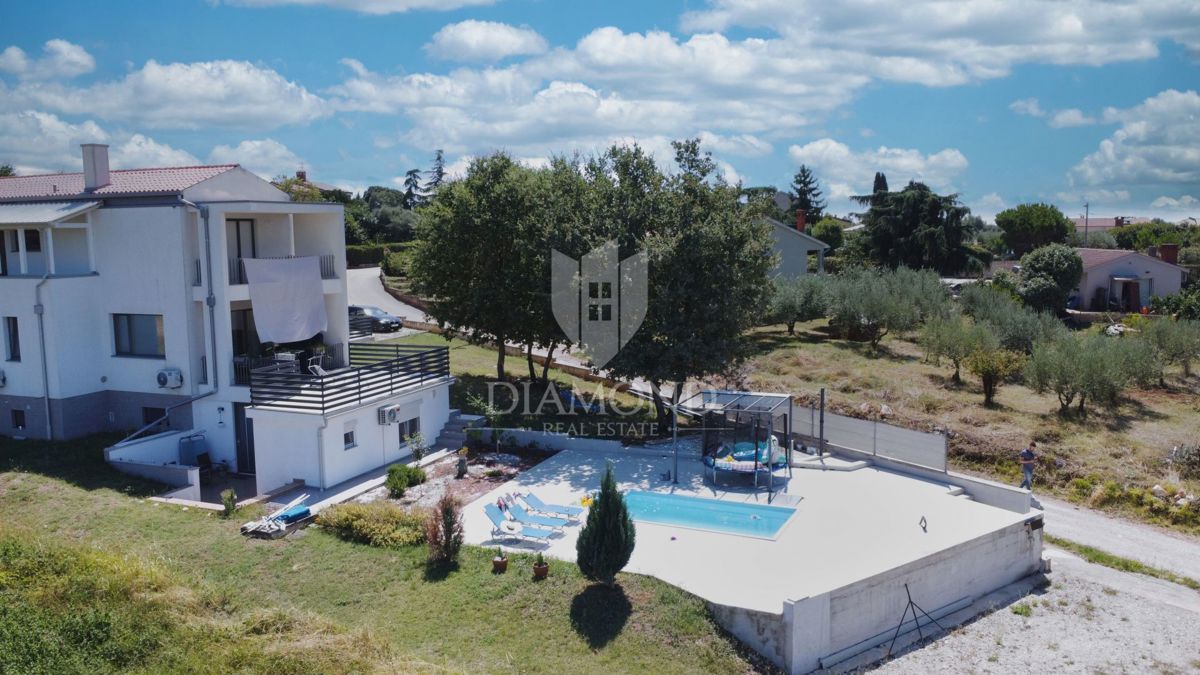 Zona di Parenzo, villa moderna con 6 appartamenti