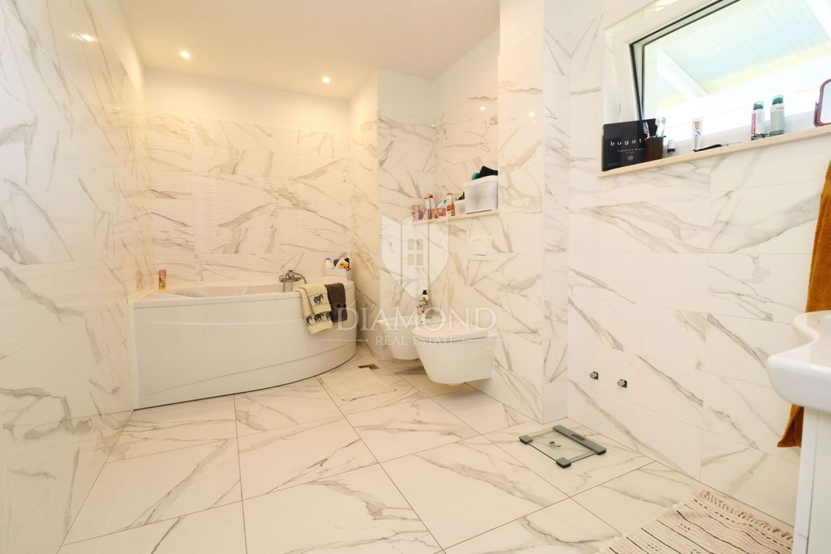 Zona di Parenzo, villa moderna con 6 appartamenti