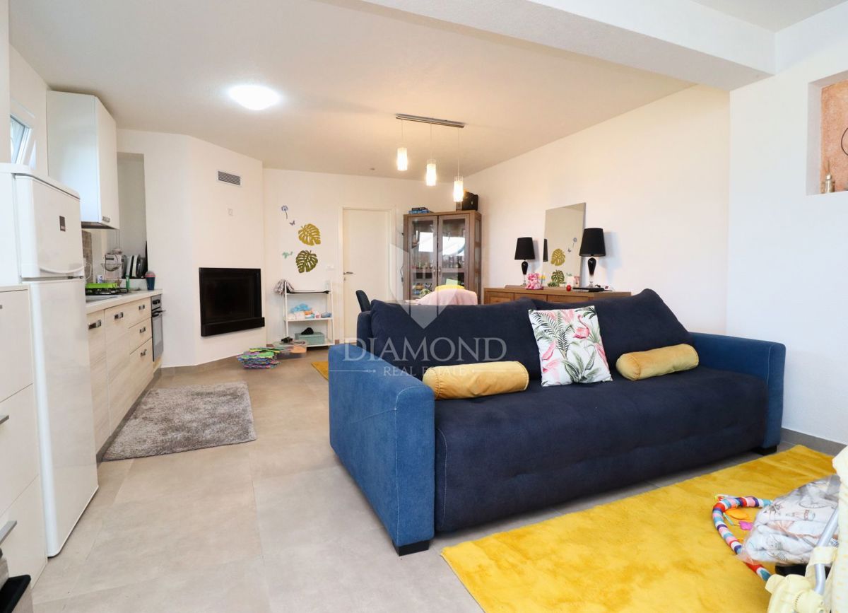 Zona di Parenzo, villa moderna con 6 appartamenti