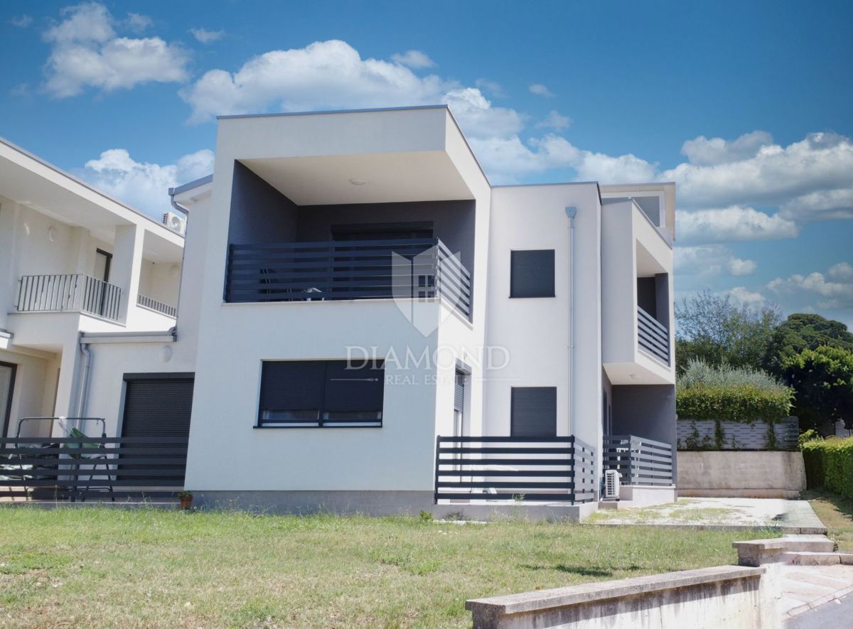 Zona di Parenzo, villa moderna con 6 appartamenti