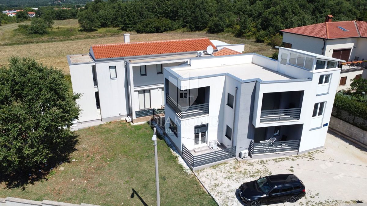 Zona di Parenzo, villa moderna con 6 appartamenti