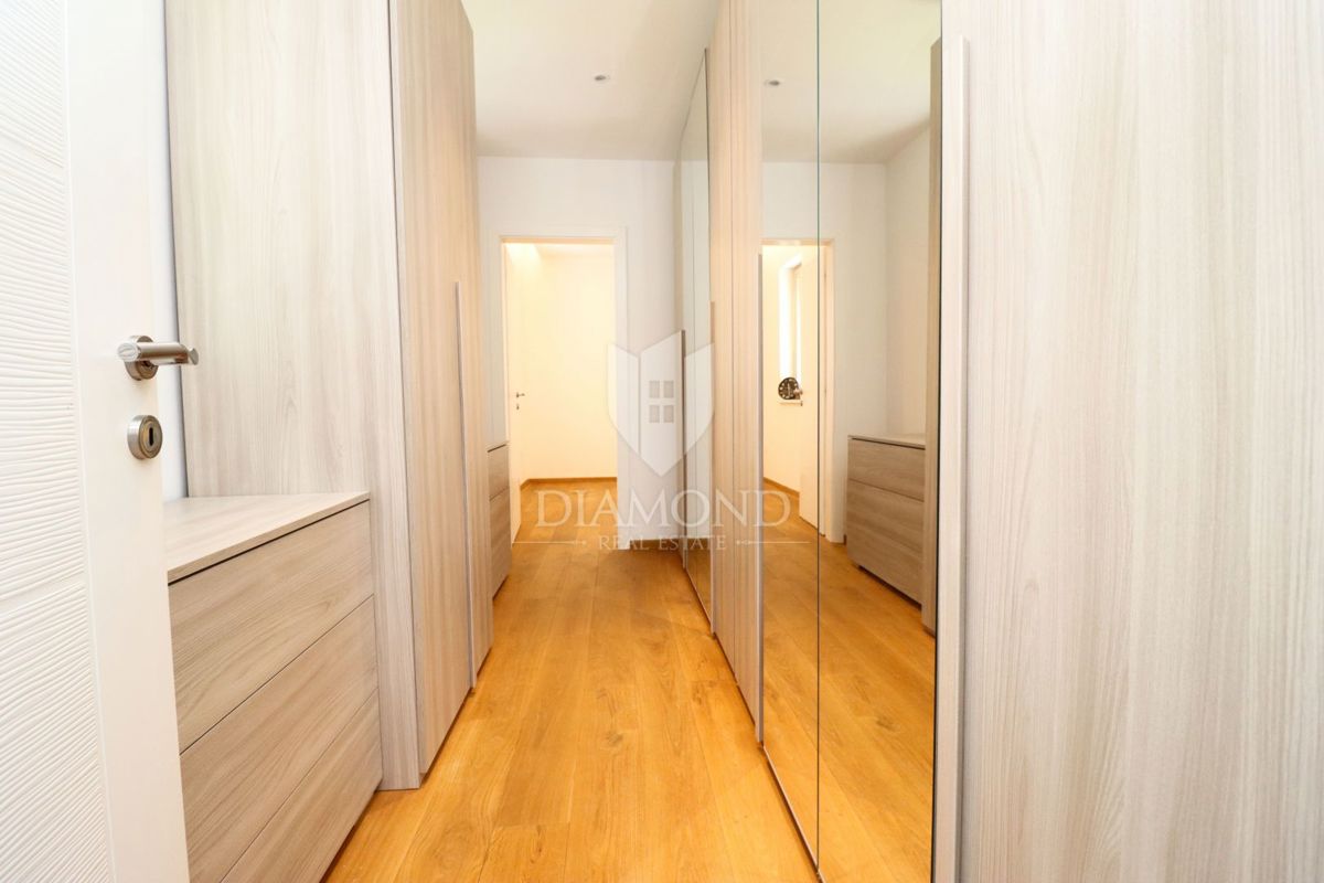 Zona di Parenzo, villa moderna con 6 appartamenti