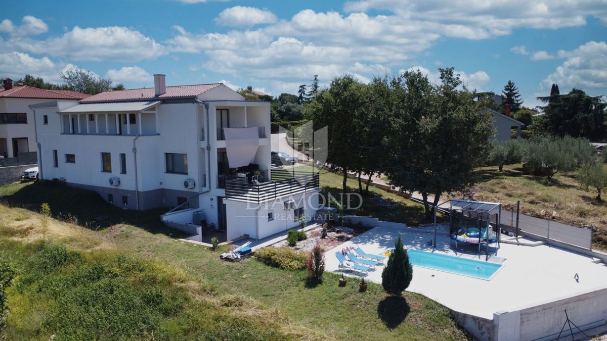 Zona di Parenzo, villa moderna con 6 appartamenti