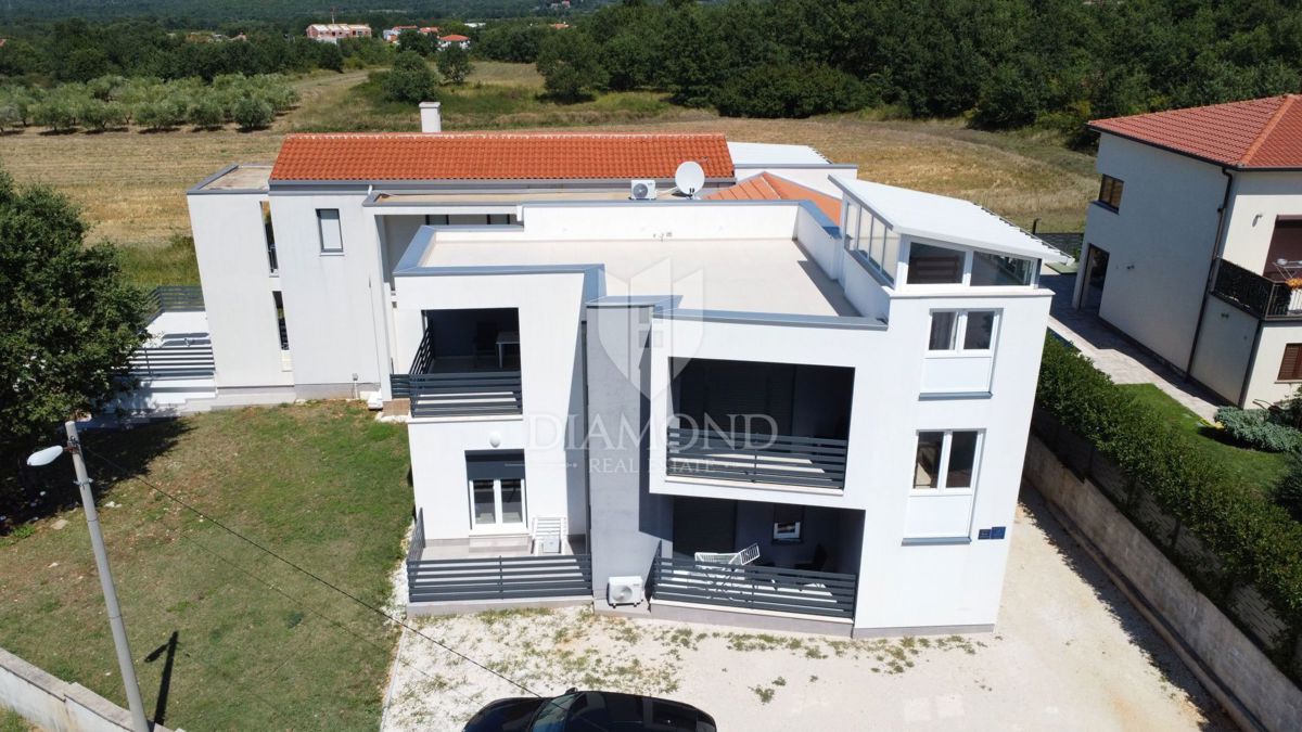 Zona di Parenzo, villa moderna con 6 appartamenti