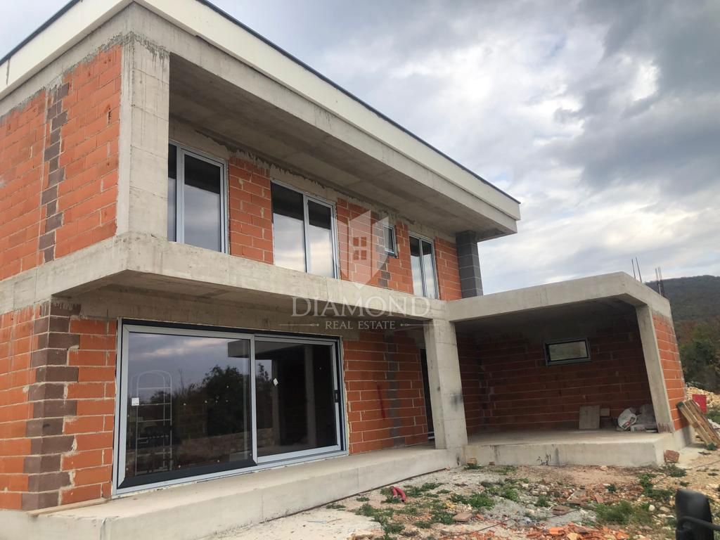 CASA IN COSTRUZIONE, VICINO AD ALBONA