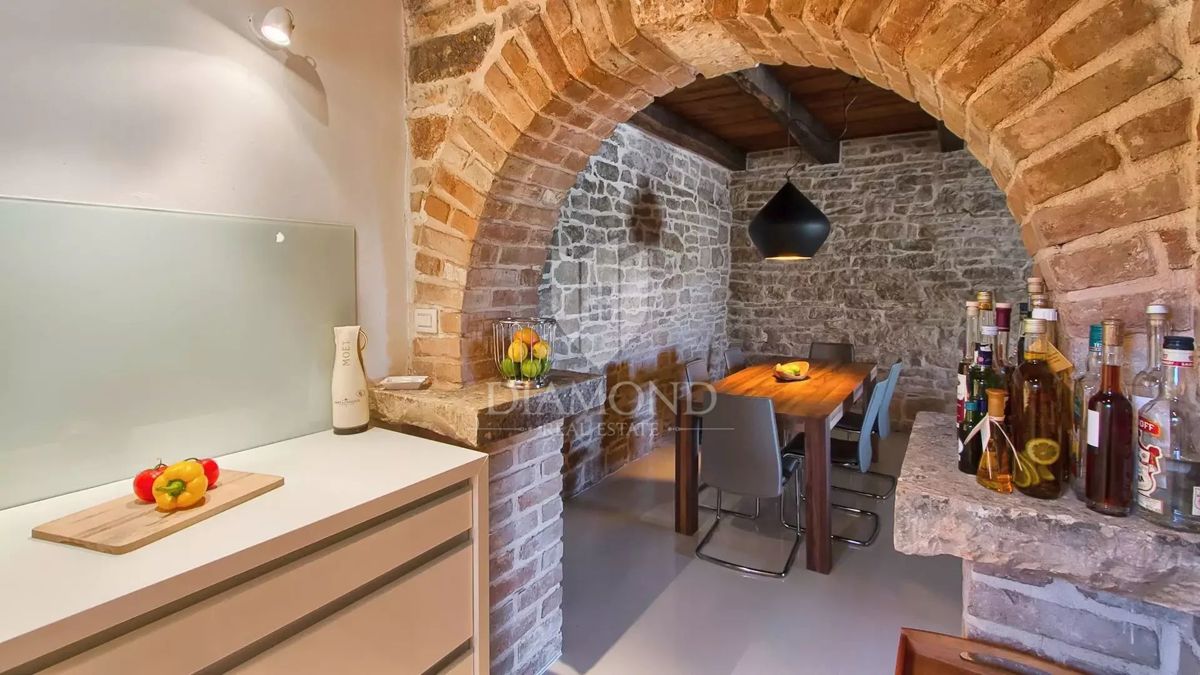 Parenzo, dintorni, Casa in pietra ristrutturata con piscina