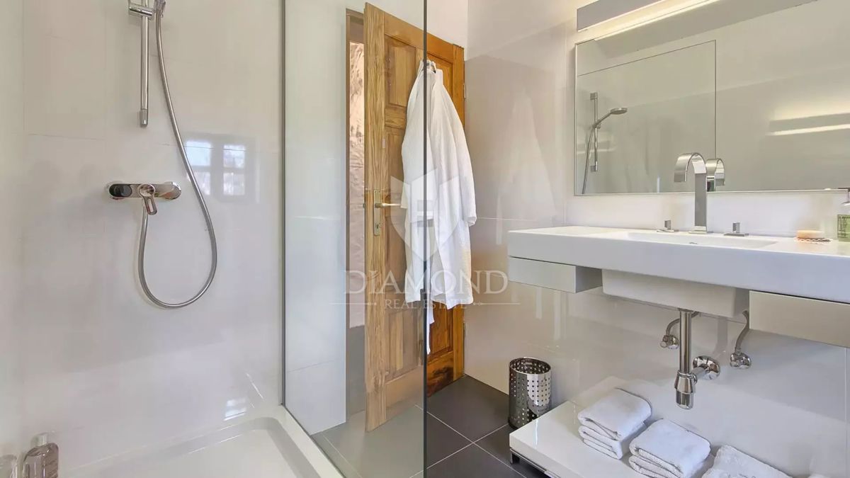 Parenzo, dintorni, Casa in pietra ristrutturata con piscina