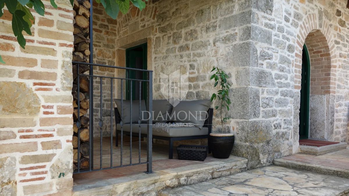 Parenzo, dintorni, Casa in pietra ristrutturata con piscina