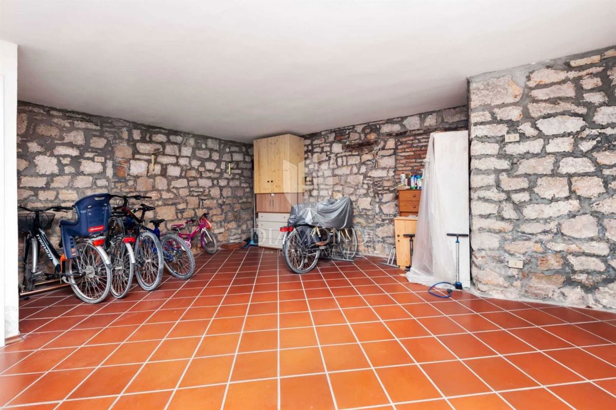 Appartamento in ottima posizione con vista mare, magazino