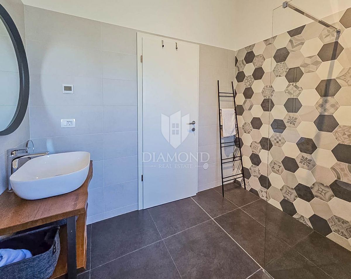 Buie! Una bellissima villa con piscina e vista aperta!