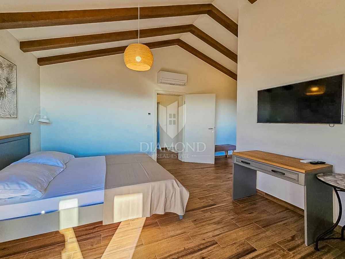 Buie! Una bellissima villa con piscina e vista aperta!