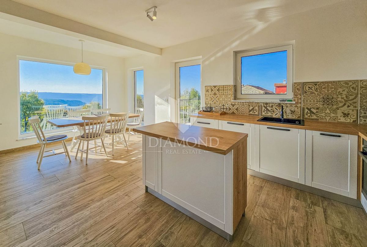 Buie! Una bellissima villa con piscina e vista aperta!