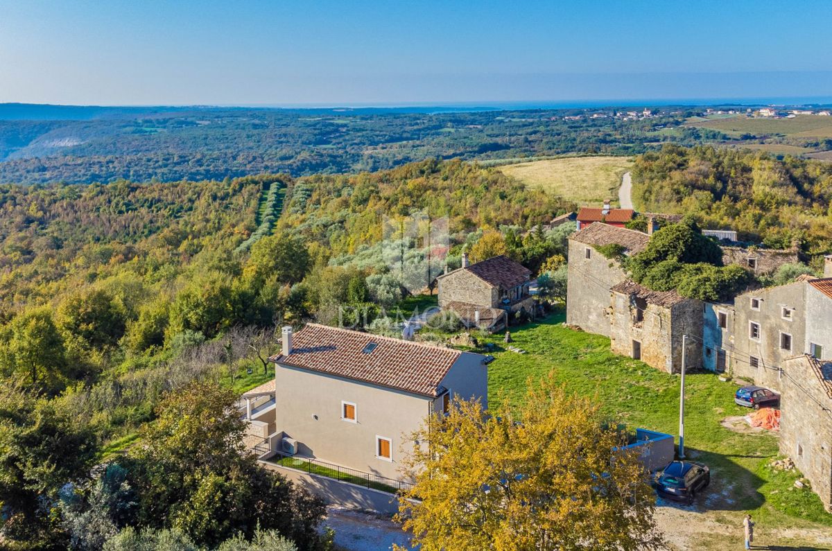 Buie! Una bellissima villa con piscina e vista aperta!