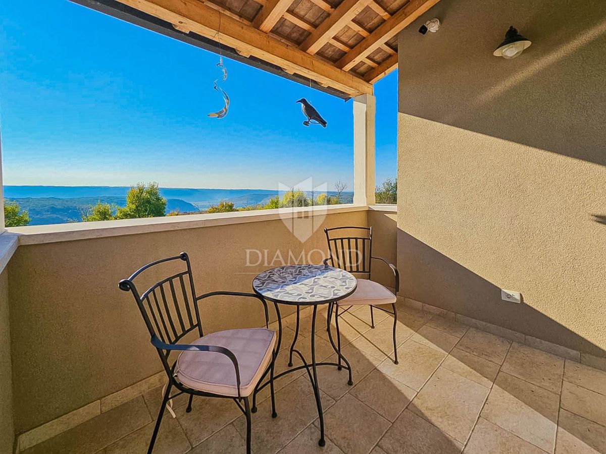 Buie! Una bellissima villa con piscina e vista aperta!