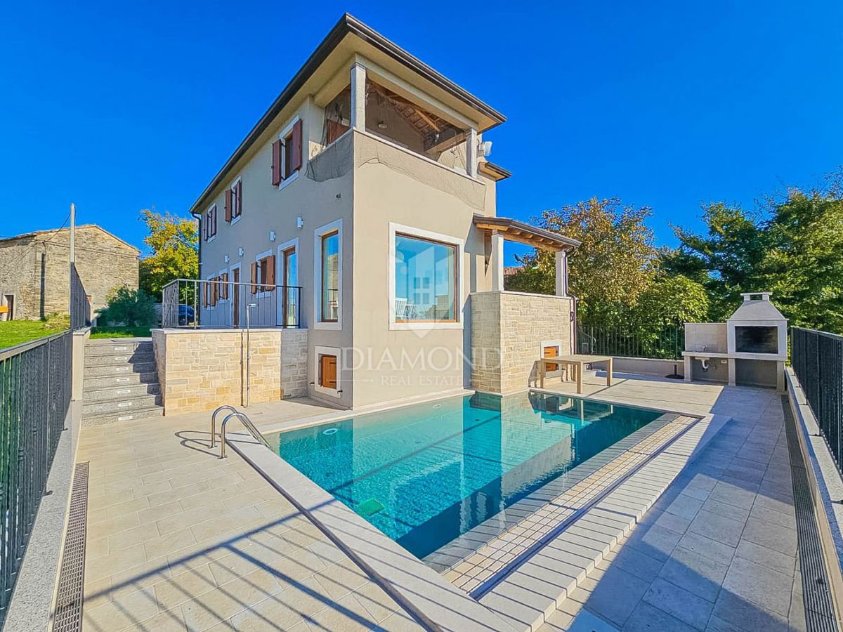 Buie! Una bellissima villa con piscina e vista aperta!