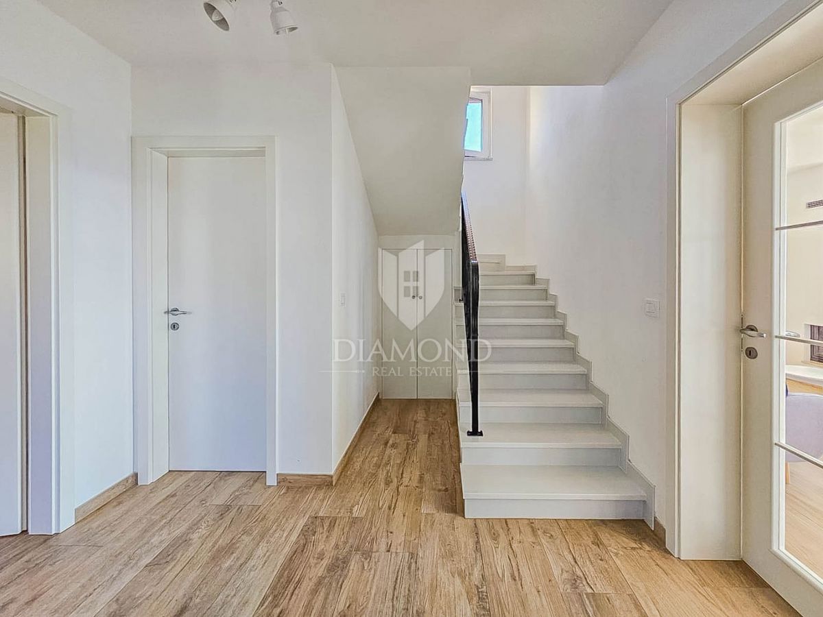 Buie! Una bellissima villa con piscina e vista aperta!