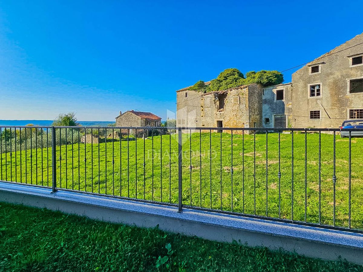 Buie! Una bellissima villa con piscina e vista aperta!
