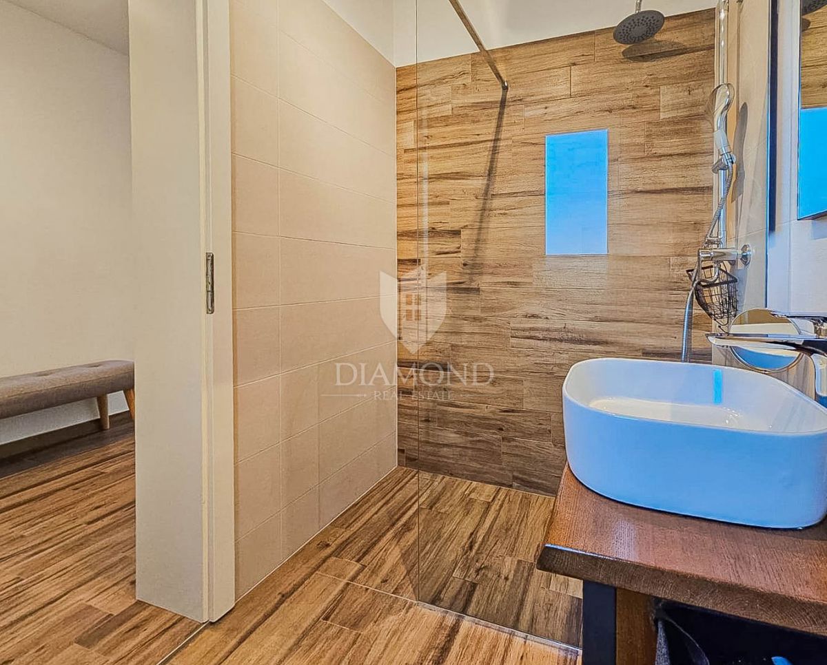 Buie! Una bellissima villa con piscina e vista aperta!