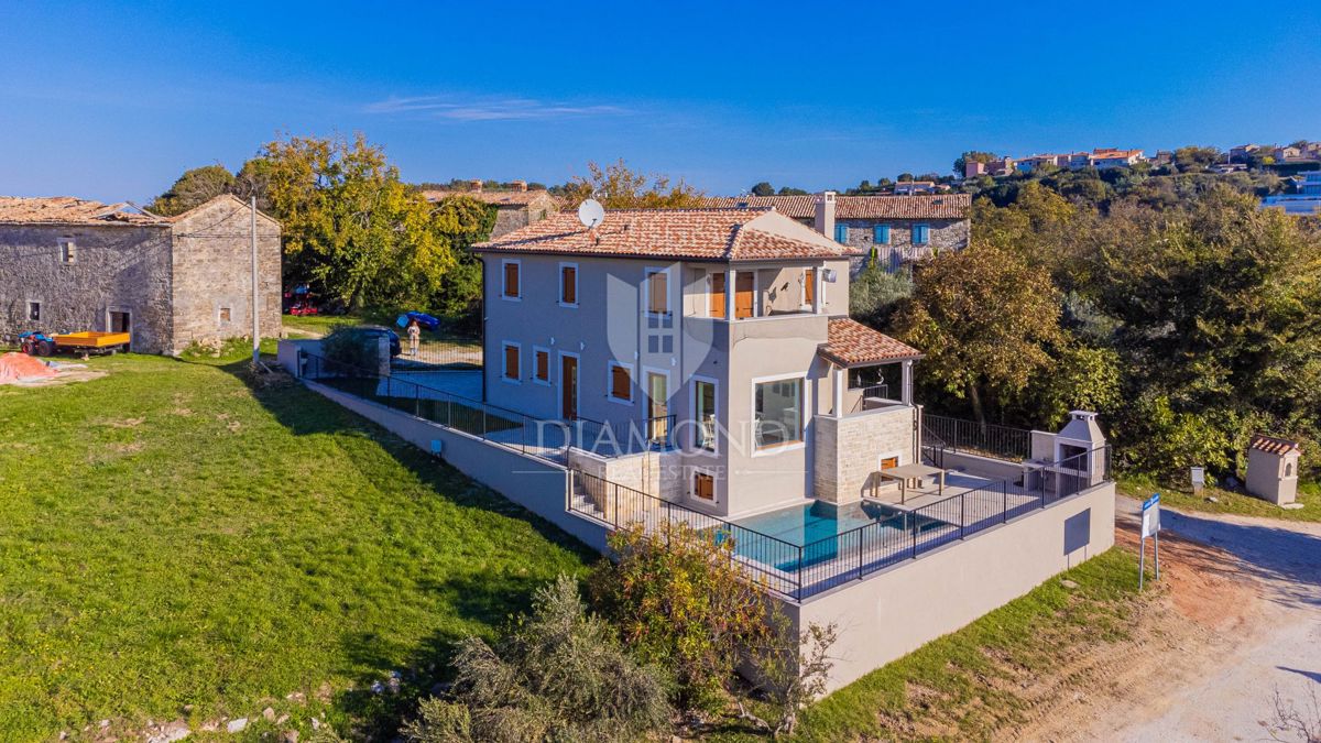 Buie! Una bellissima villa con piscina e vista aperta!