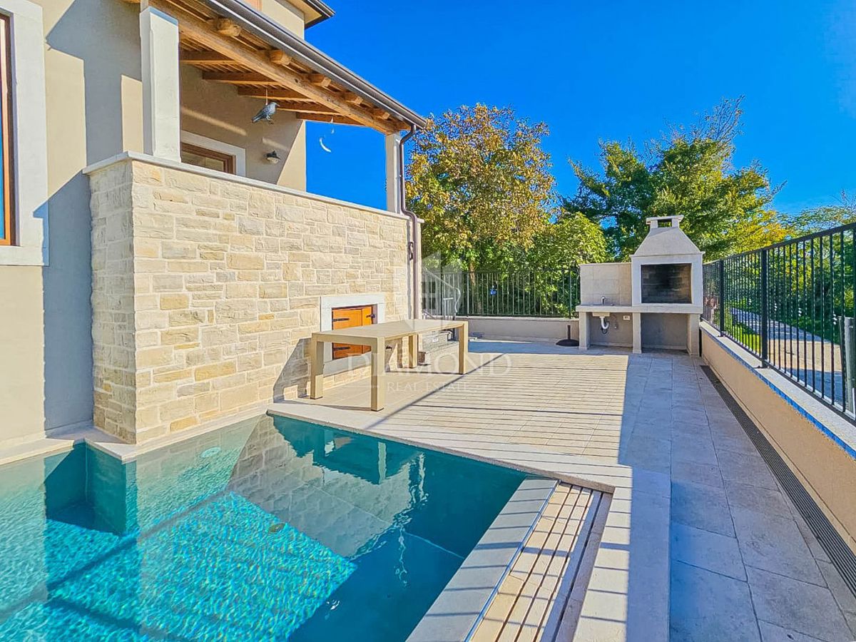 Buie! Una bellissima villa con piscina e vista aperta!