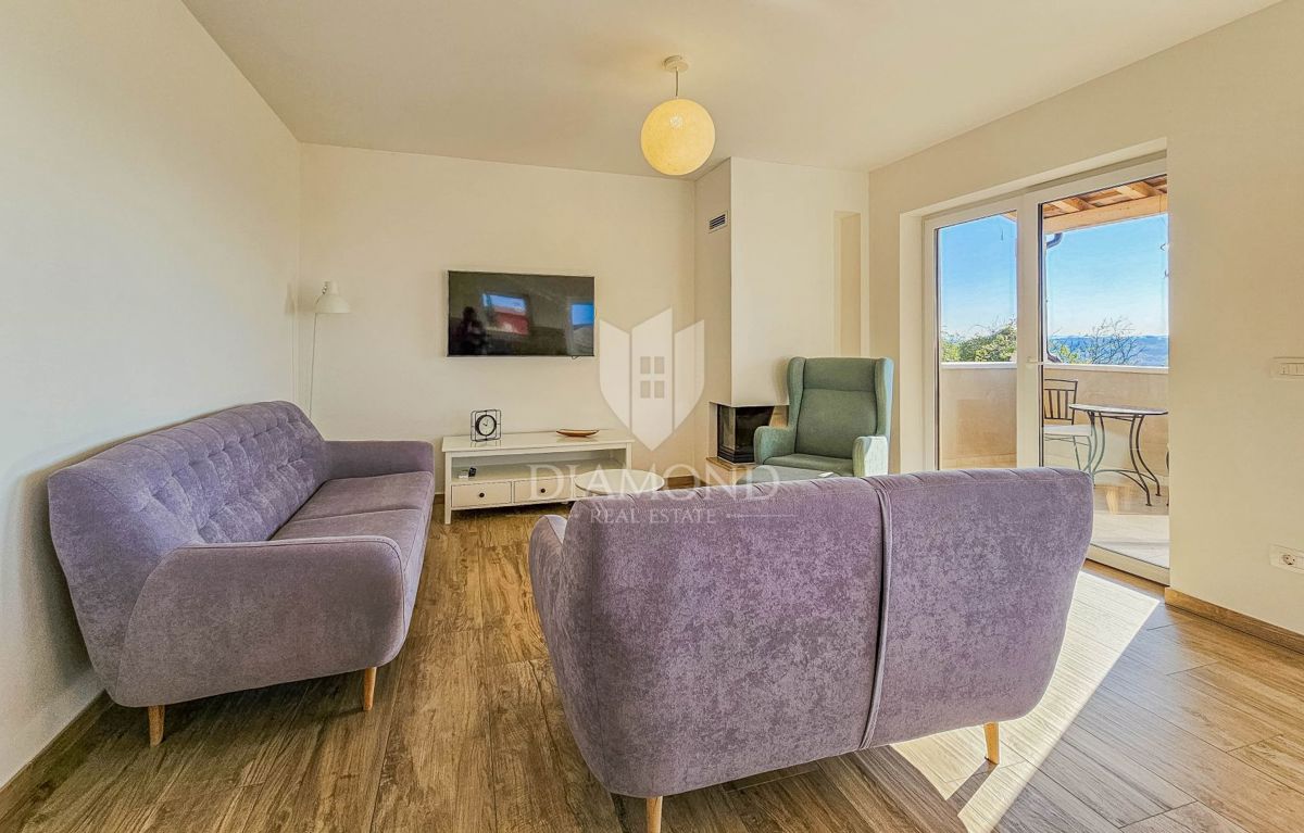 Buie! Una bellissima villa con piscina e vista aperta!