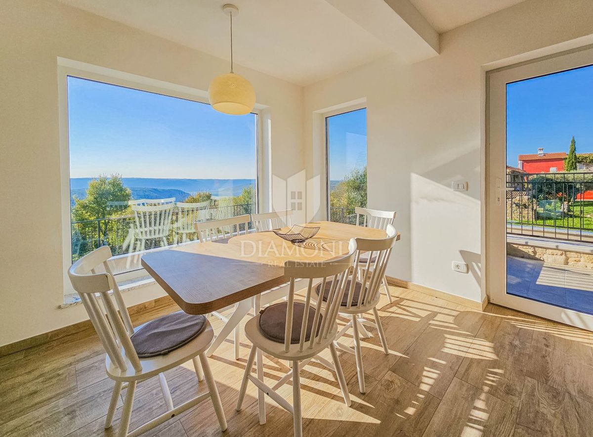 Buie! Una bellissima villa con piscina e vista aperta!