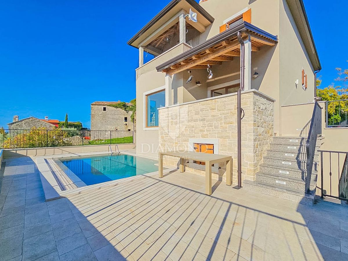 Buie! Una bellissima villa con piscina e vista aperta!