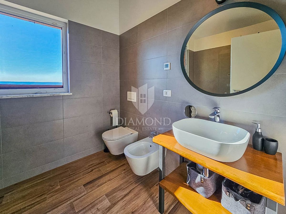 Buie! Una bellissima villa con piscina e vista aperta!