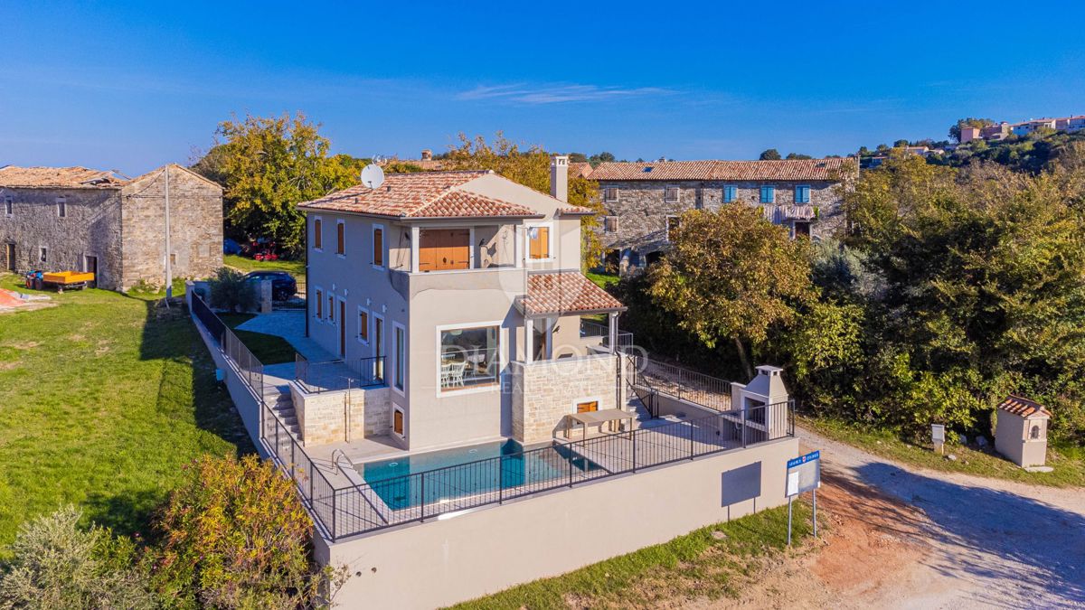 Buie! Una bellissima villa con piscina e vista aperta!