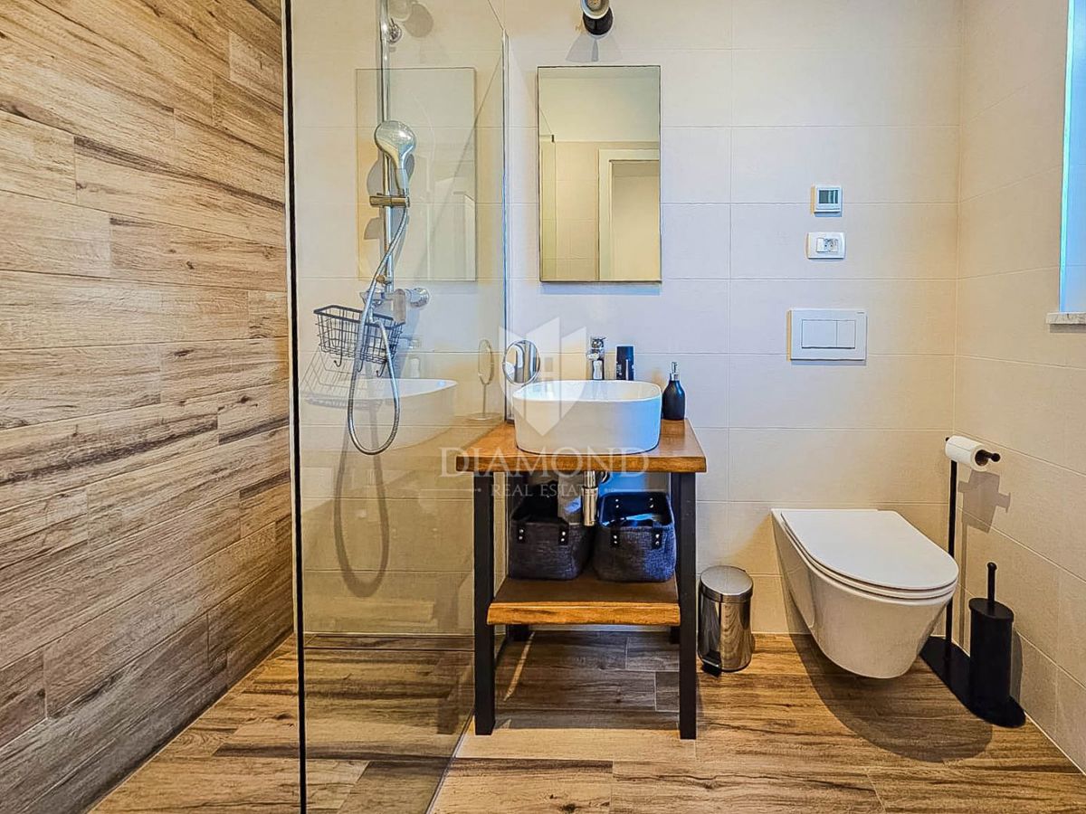 Buie! Una bellissima villa con piscina e vista aperta!