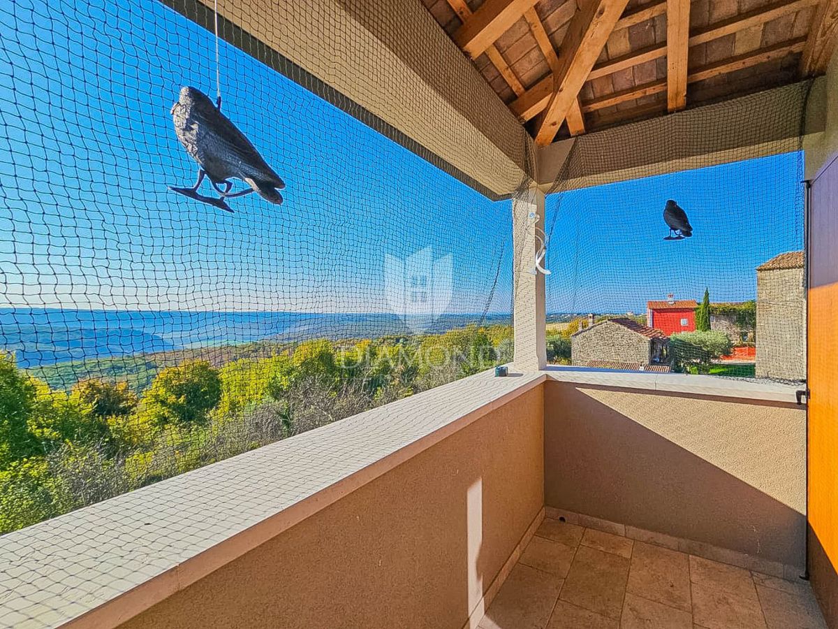 Buie! Una bellissima villa con piscina e vista aperta!